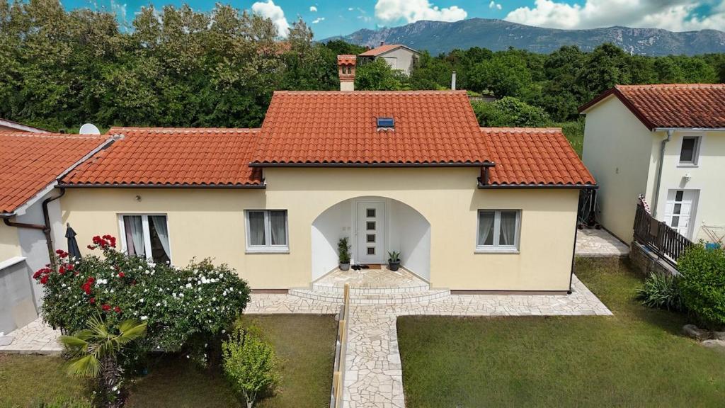 ein großes Haus mit einem roten Dach in der Unterkunft Holiday Home Nido Verde in Santalezi