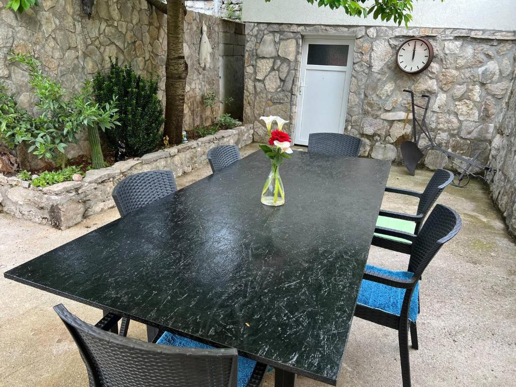 En terrasse eller udendørsområde på Nina House Charming Apartment, Prevlaka