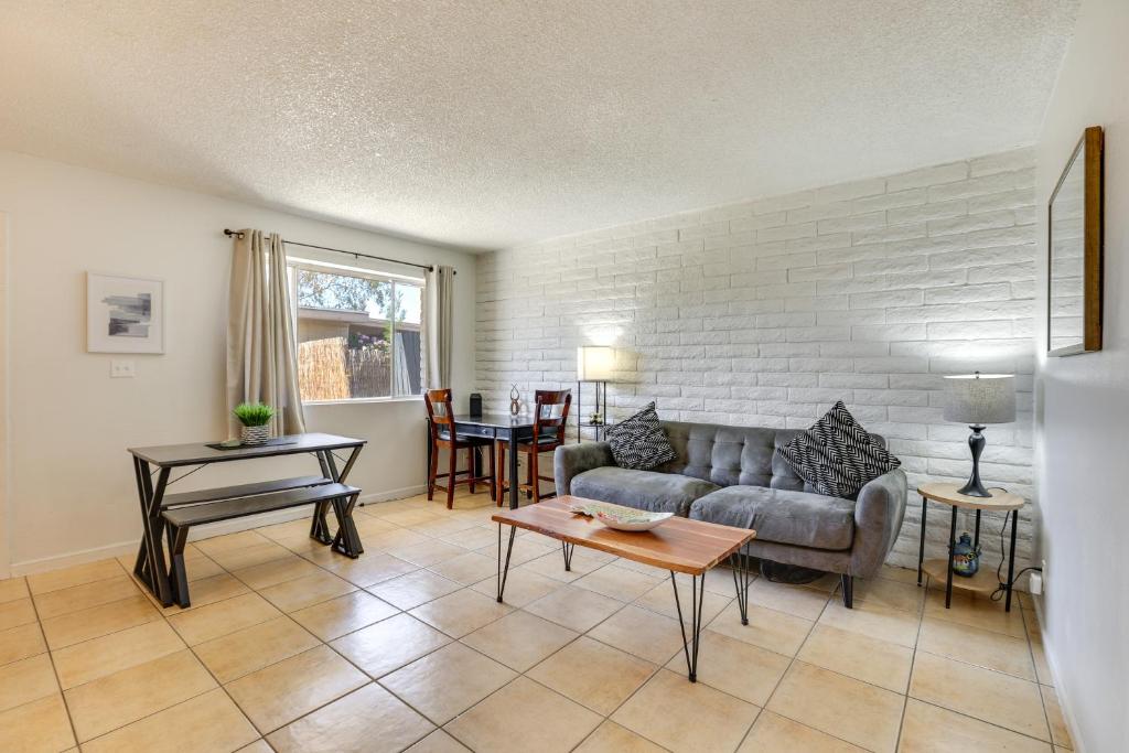 Χώρος καθιστικού στο Glendale Unit with Private Yard Near Sports Venues!