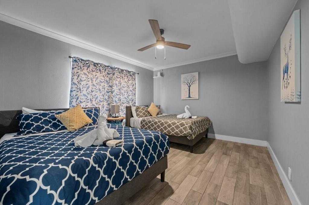 Ένα ή περισσότερα κρεβάτια σε δωμάτιο στο Stylish 2BR Saltwater Pool