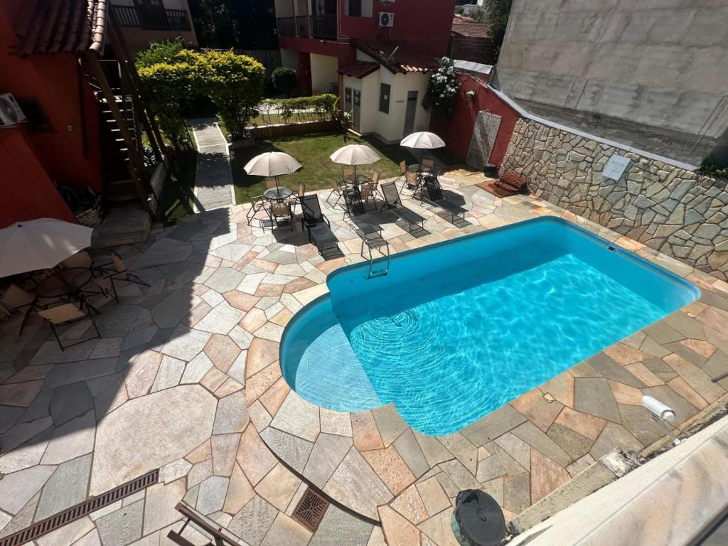 an overhead view of a swimming pool on a patio at Villa Zen Pirenópolis Conforto e Bem-Estar in Pirenópolis