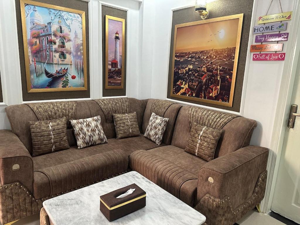 Khu vực ghế ngồi tại DHA Karachi Condo Apartment