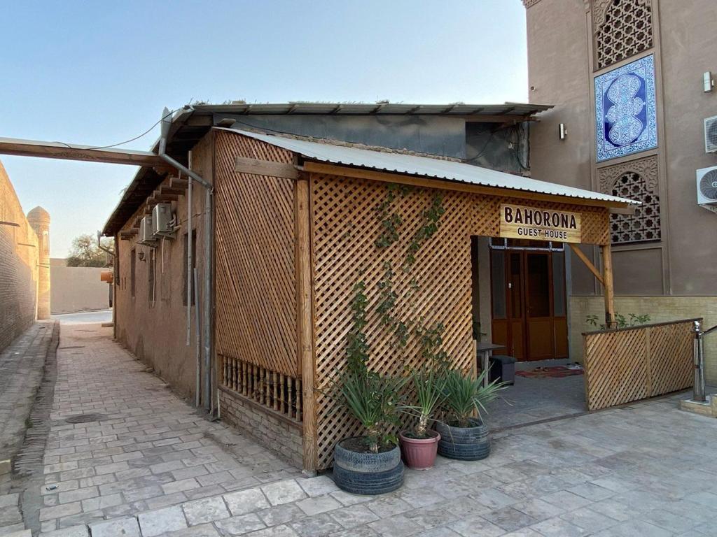 un edificio con un cartello sul lato di BAHORONA Family Guest House a Khiva