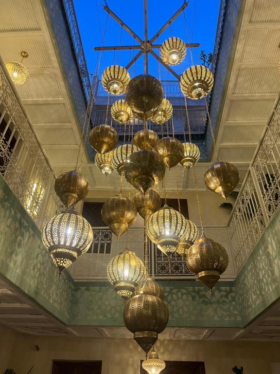 Ein Haufen Kronleuchter hängt an der Decke in der Unterkunft Riad Noon in Marrakesch