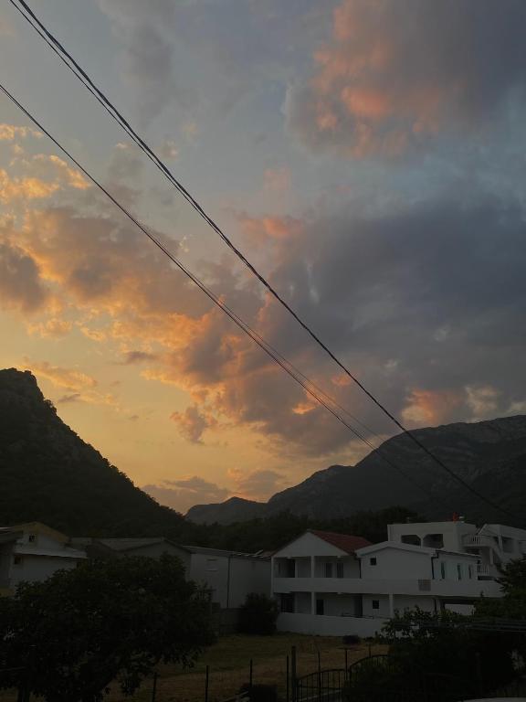 a view of a sunset with mountains in the background at Sobe-apartmani Gorica in Sutomore
