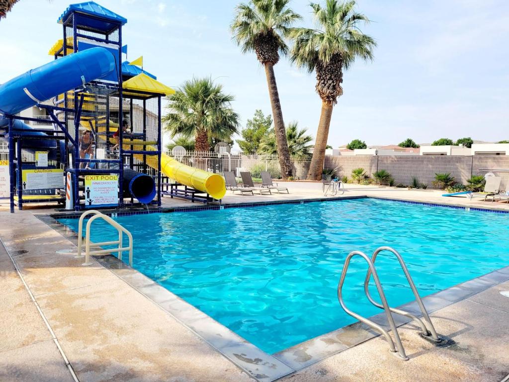 Πισίνα στο ή κοντά στο 510 | Mountain-View Condo at Las Palmas Resort
