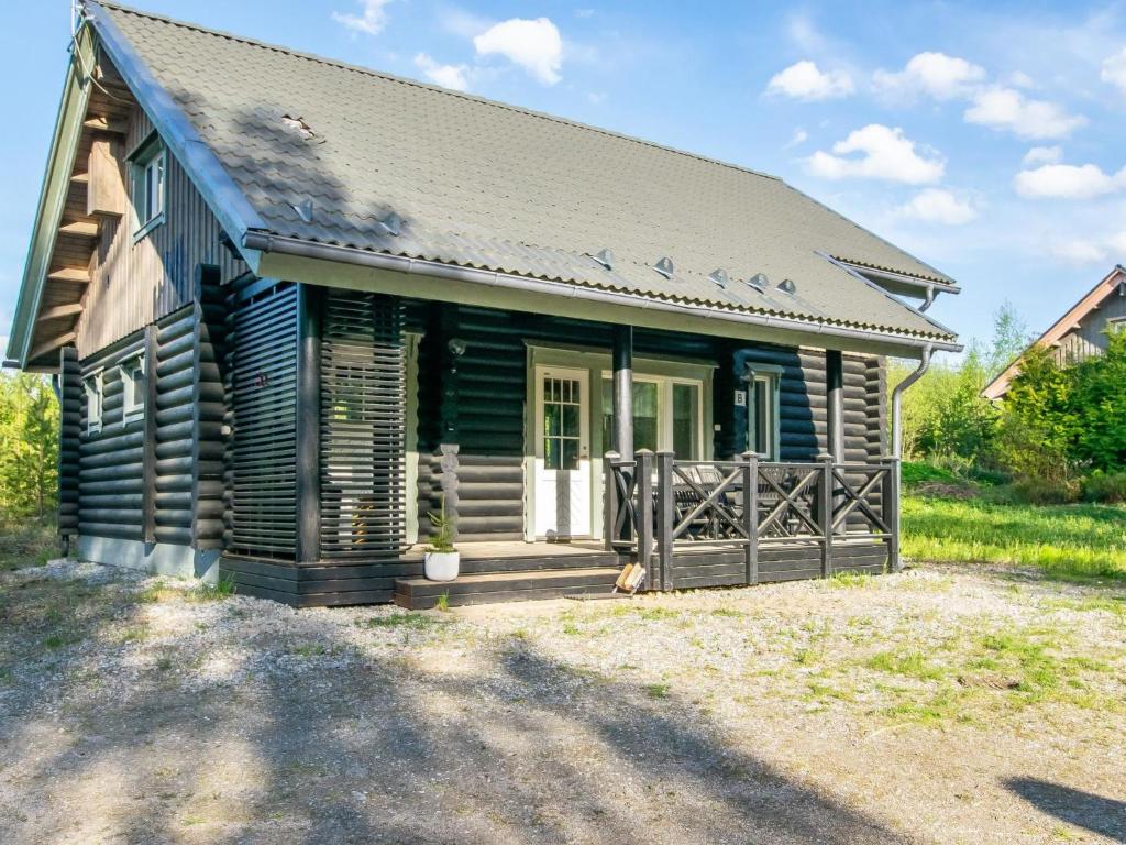 Cette petite cabane en rondins dispose d'une véranda et d'une porte. dans l'établissement Holiday Home Susi by Interhome, à Savonranta
