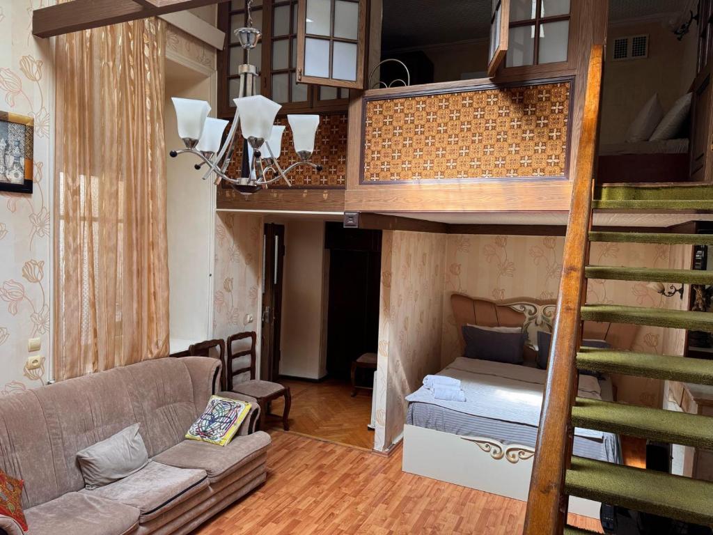 un salon avec un lit superposé et un canapé dans l'établissement Vikings Home Nizami Street, à Baku