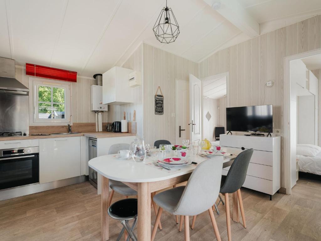 Η κουζίνα ή μικρή κουζίνα στο Chalet Le Bois d'Amour 2-2 by Interhome