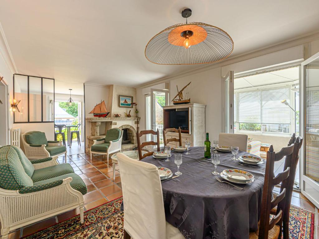 Μια τηλεόραση ή/και κέντρο ψυχαγωγίας στο Holiday Home L'écrin du Bono by Interhome