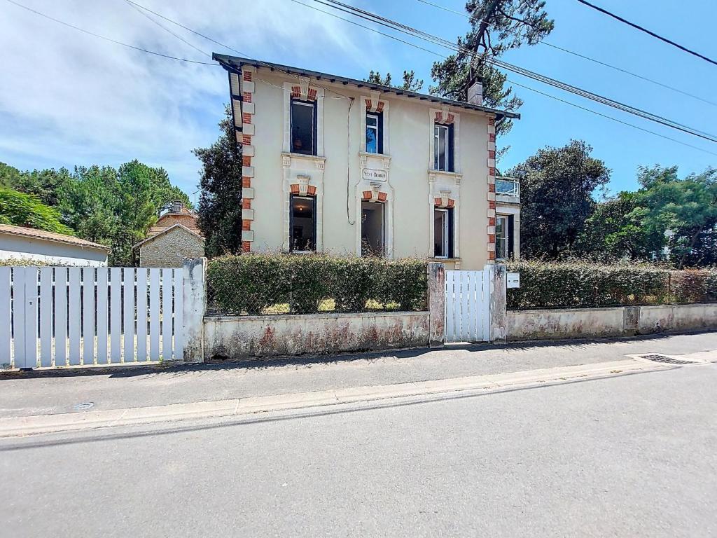 a white fence in front of a house at Holiday Home Villa Vent Debout by Interhome in Saint-Georges-de-Didonne