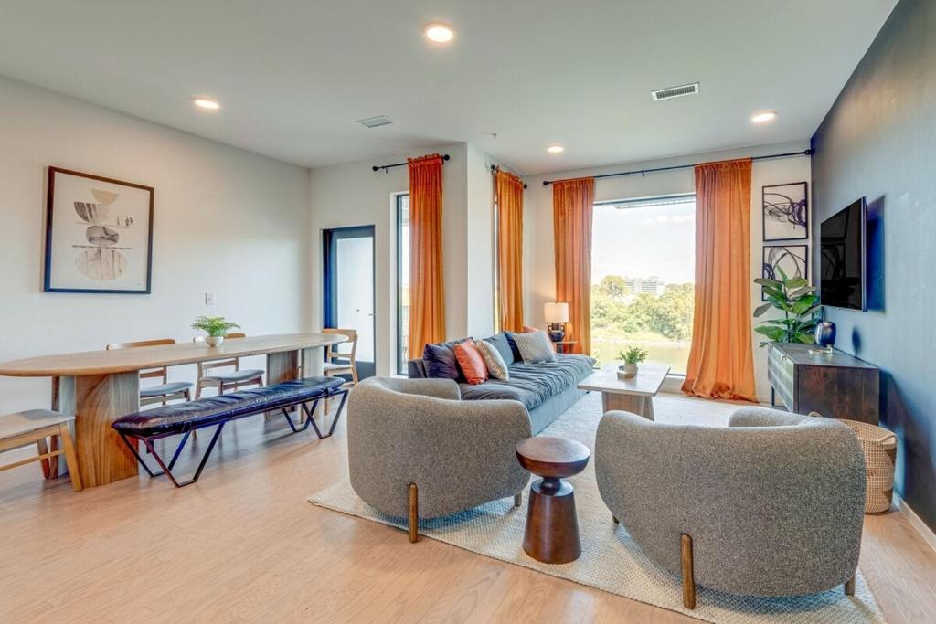 Μια τηλεόραση ή/και κέντρο ψυχαγωγίας στο Stylish Riverfront Condo Eve 305 - Free Parking