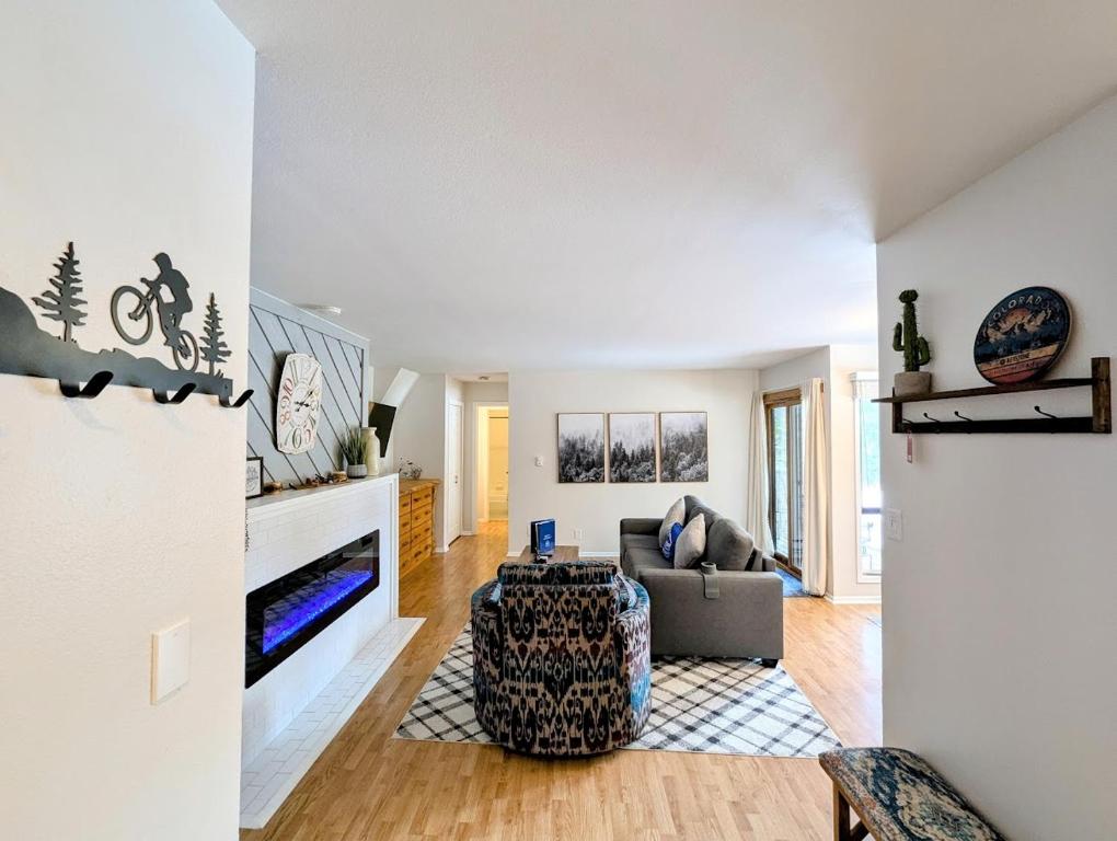 a living room with a couch and a tv at Flying Dutchman 1155 by SummitCove Lodging in Keystone