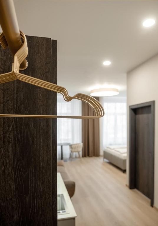 une chambre d'hôtel avec un lit et un mur dans l'établissement Aparthotel Lavilo City Center, à Graz