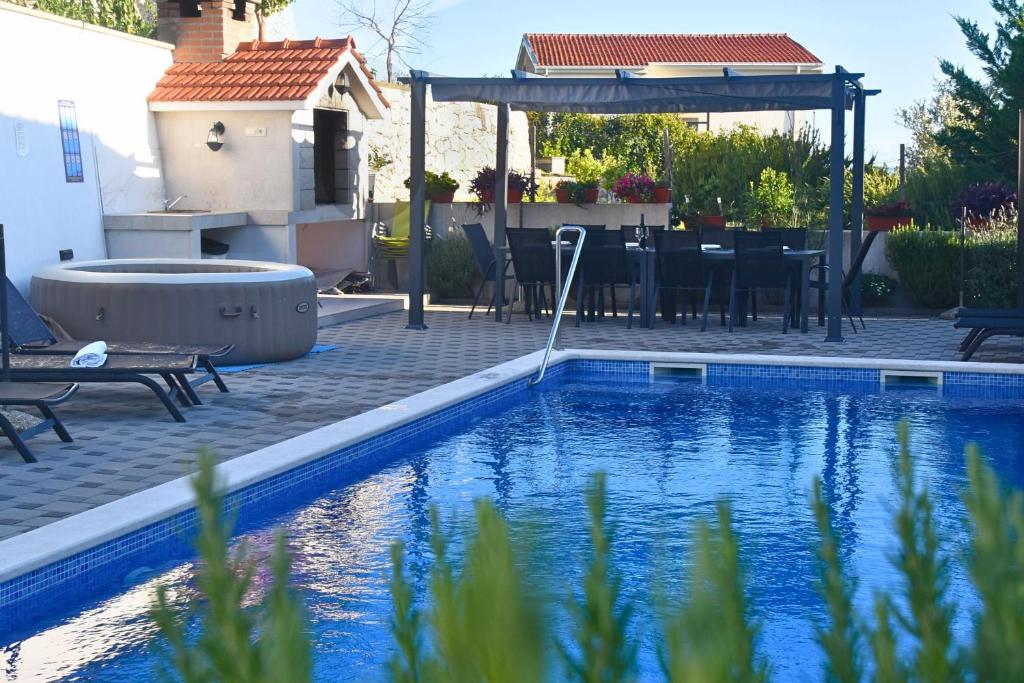 Bazén v ubytování Villa in Podstrana with large outside swimming pool & hot tub for 14 people nebo v jeho okolí