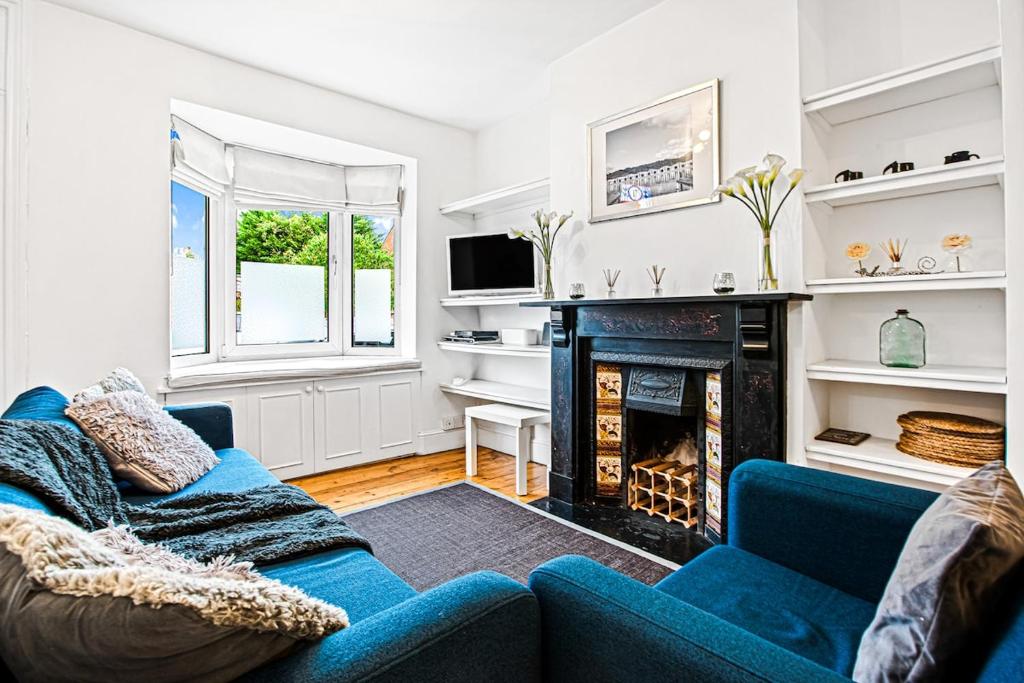 TV a/nebo společenská místnost v ubytování Bakersfield Retreat