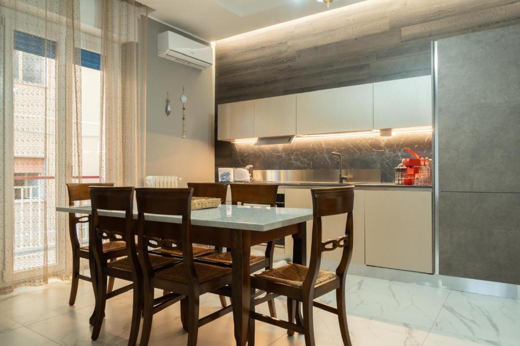 a dining room with a table and chairs in a kitchen at Domus Aurea in Termoli