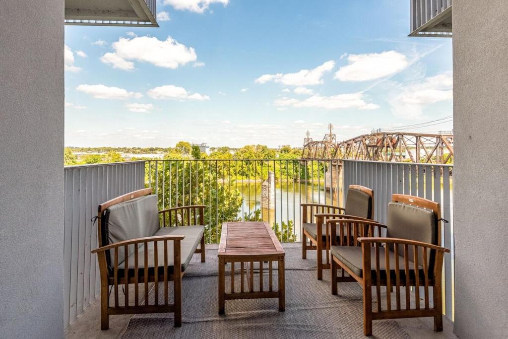 Stylish Riverfront Condo Eve 305 - Free Parking, Nashville (updated ...