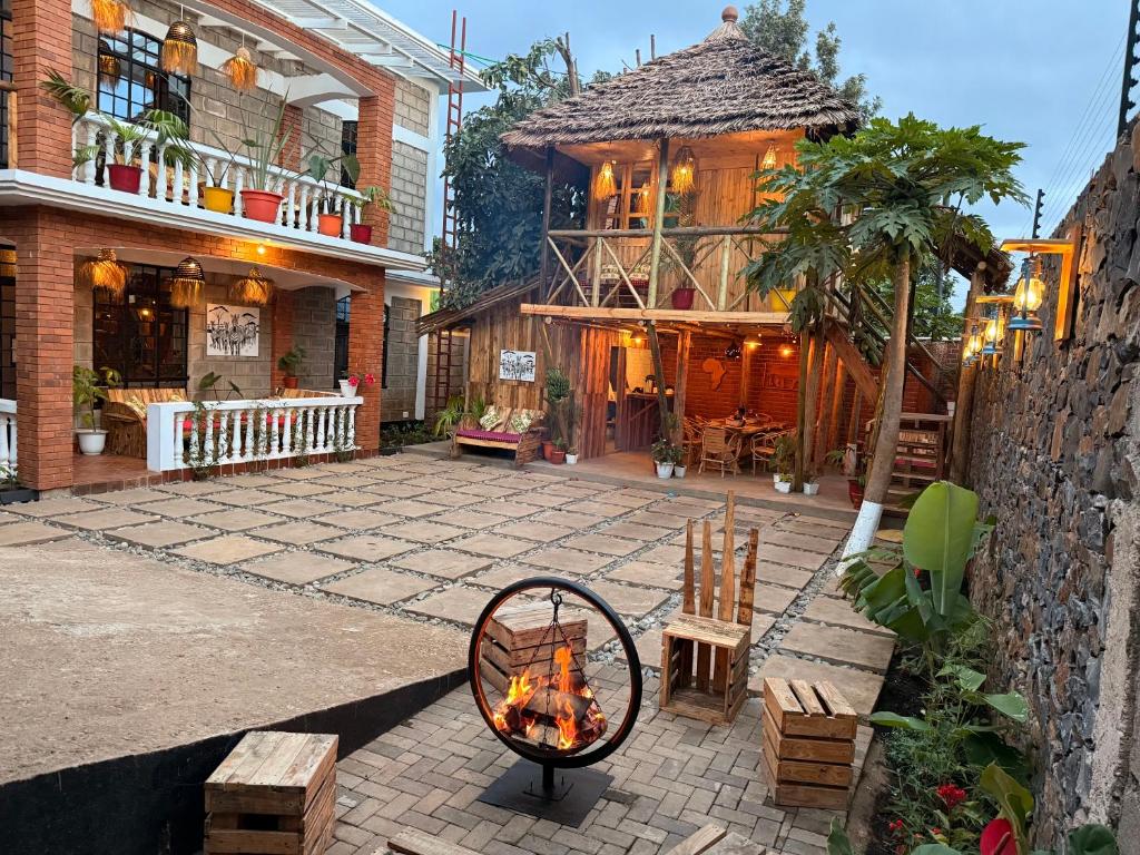 cortile con camino di fronte a un edificio di Serengeti Home ad Arusha