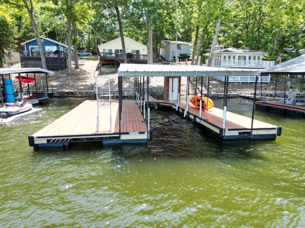 een dok in het water met een boot erop bij Slice Of Paradise in Gravois Mills