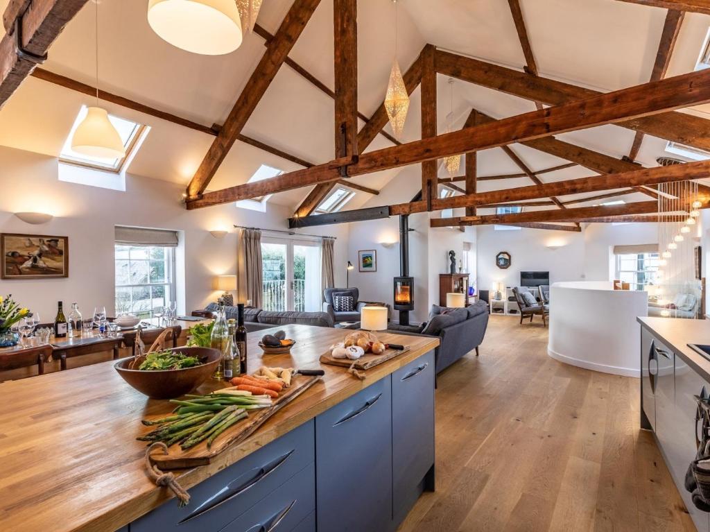 アップルドアにある5 bed in Appledore 73612の梁出し天井のオープンキッチン&リビングルーム