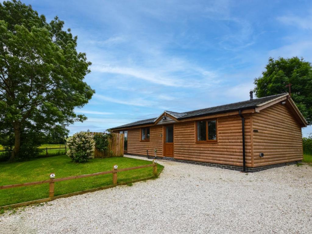 a log cabin with a fence in front of it at 2 bed in Stanton-by-Bridge 87408 in Chellaston