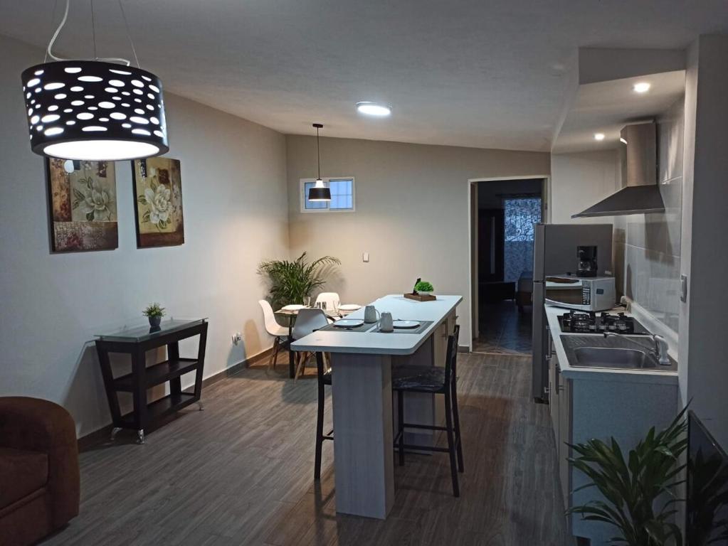 cocina y sala de estar con mesa, cocina y comedor en Bellísimo departamento, lo vas a disfrutar!, en Monterrey