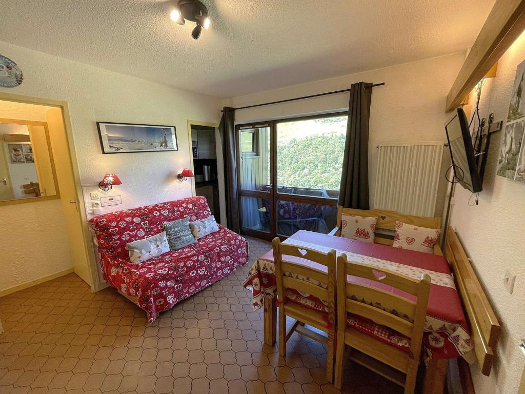 un salon avec un canapé et une table dans l'établissement Appartement confortable 4 pers, skis aux pieds, Les Ménuires - Fontanettes - FR-1-452-28, aux Menuires