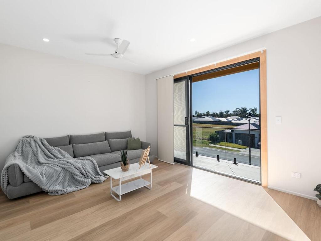 Ruang duduk di Spacious Modern 6BR Family Home in Pallara QLD