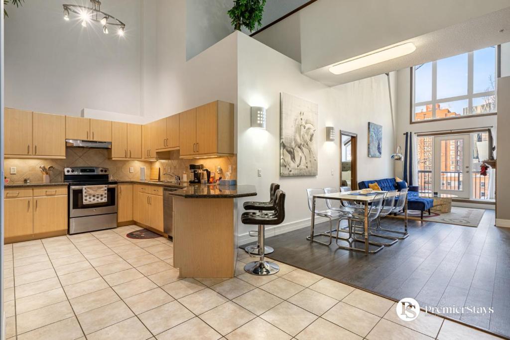 Una gran cocina con mesa y comedor. en Executive 3 Bedroom Penthouse in Downtown Calgary, en Calgary