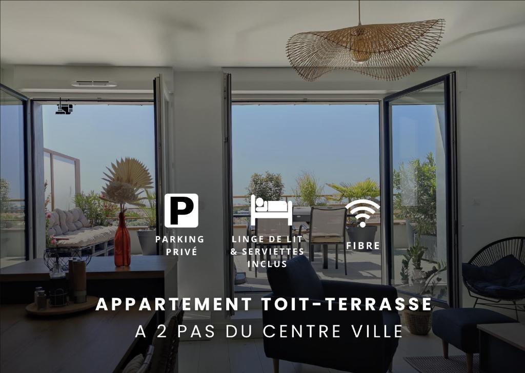una sala de estar abierta con puertas correderas de cristal en Appartement cosy 2 ch avec toit terrasse & parking - Lumineux et calme, en Les Sables-dʼOlonne