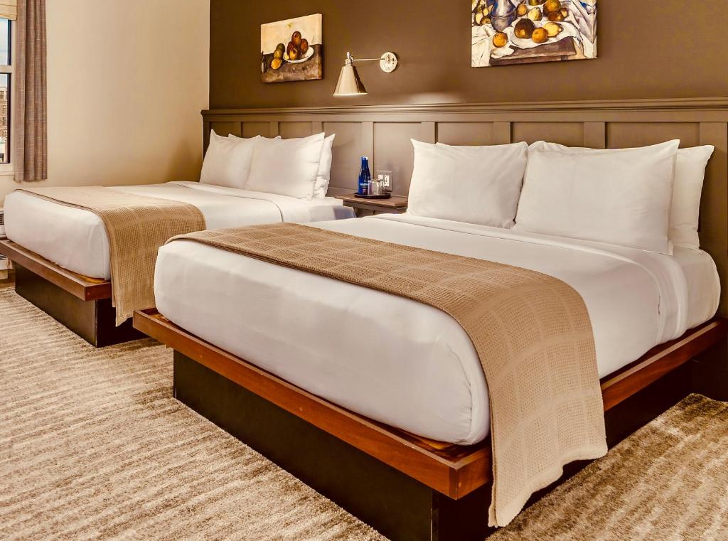 2 camas en una habitación de hotel en Meeting House Boutique Hotel, en Falls Church