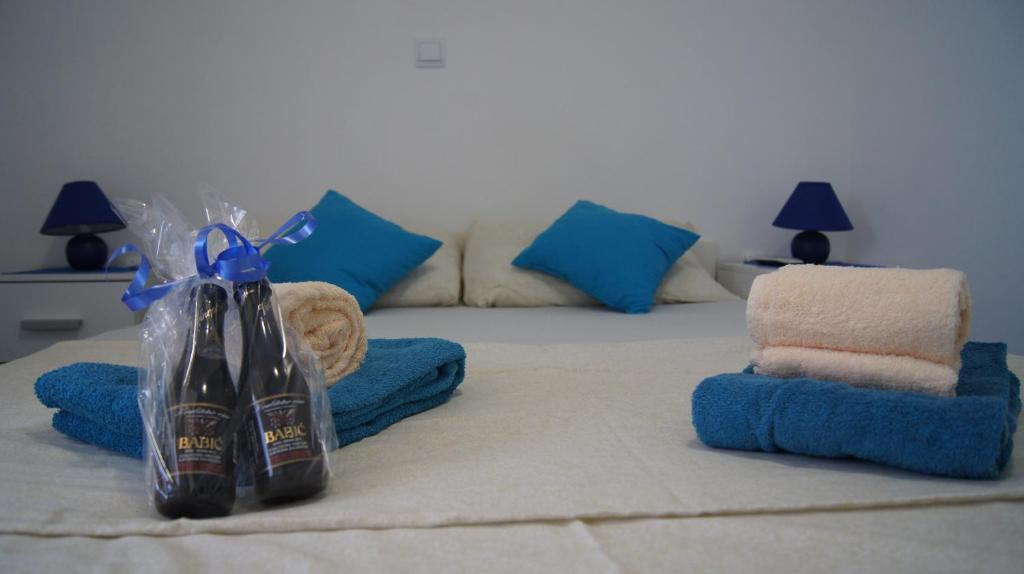 Una habitación con una cama con dos botellas. en Micro Rooms en Šibenik