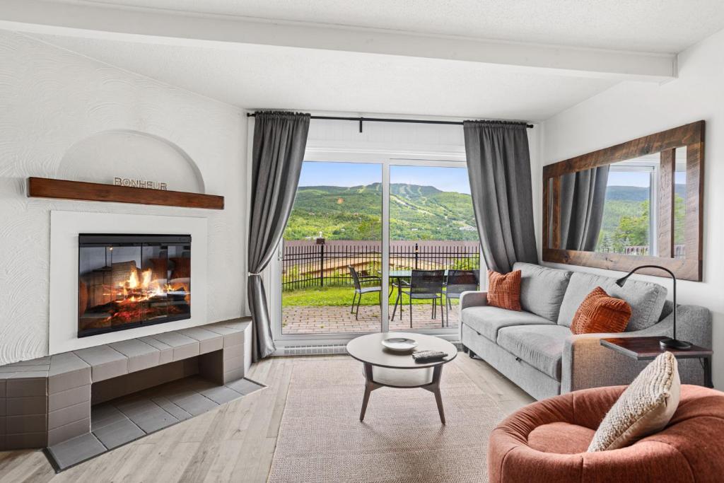 Nespecifikovaný výhled na hory nebo výhled na hory při pohledu z prázdninového domu