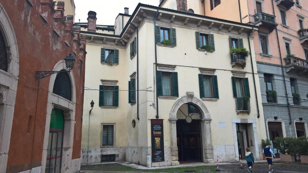 ヴェローナにあるCasa Ferrari Appartamento Verona Sanificato Ozonoの緑の襖のある白い建物