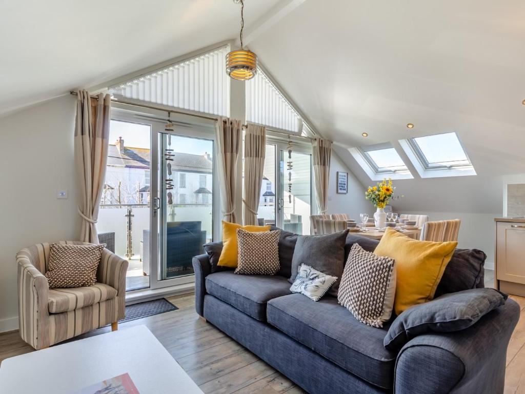 sala de estar con sofá azul y ventanas en 3 Bed in Westward Ho 45749, en Northam