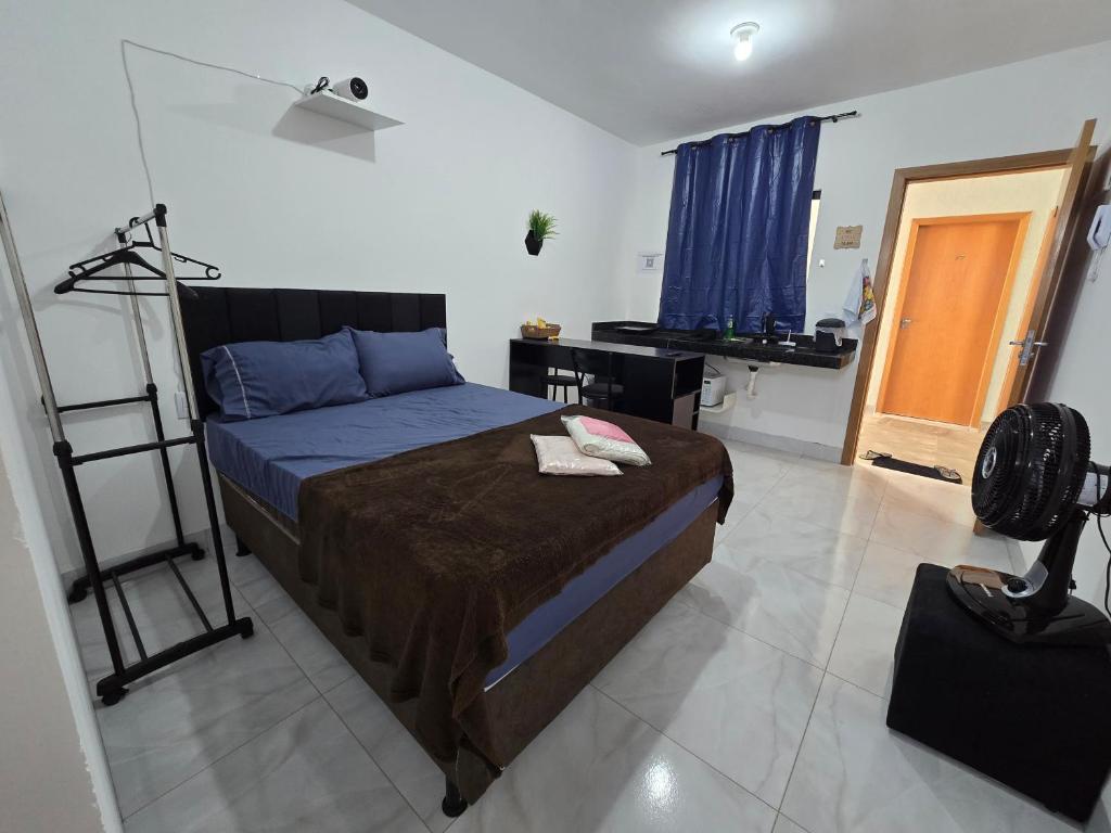 Katil atau katil-katil dalam bilik di Flat completo 20 minutos do centro de Goiania