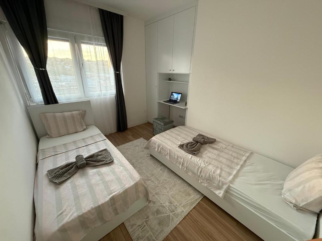 Ένα ή περισσότερα κρεβάτια σε δωμάτιο στο Erina Luxury Apartments - Free Parking