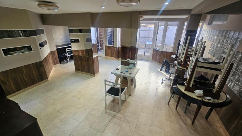 een grote kamer met een kamer met tafels en stoelen bij Hotel Haití in San Miguel de Tucumán