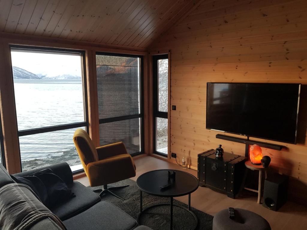 Et tv og/eller underholdning på Cabin outside of Tromsø