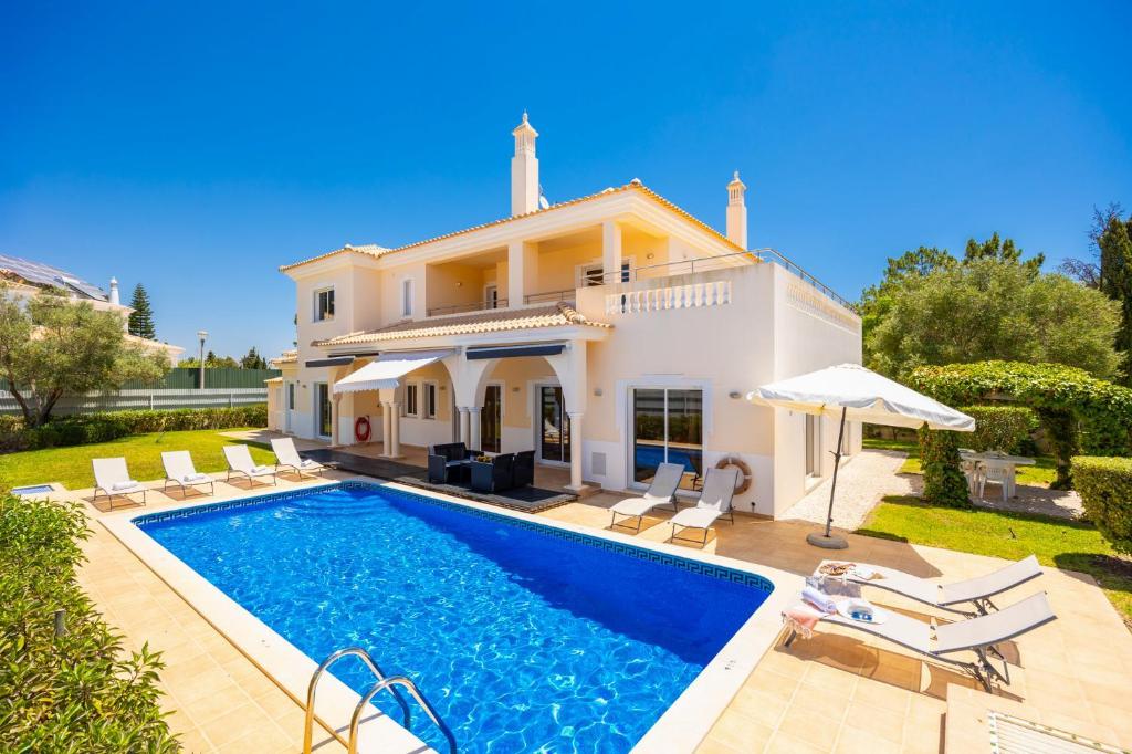 Πισίνα στο ή κοντά στο Villa Coute Real