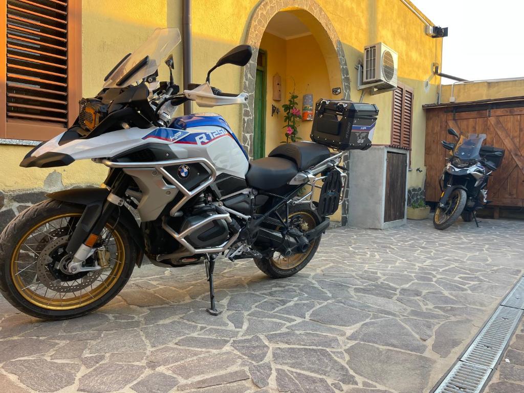 a motorcycle parked in front of a building at Relax tra mare e monti Flumini di Quartu in Santa Luria