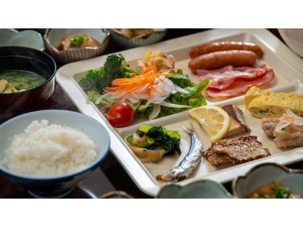 水俣市にあるYunoko Umi To Yuyake - Vacation STAY 83042vの米、肉、野菜が載った食事のトレイ