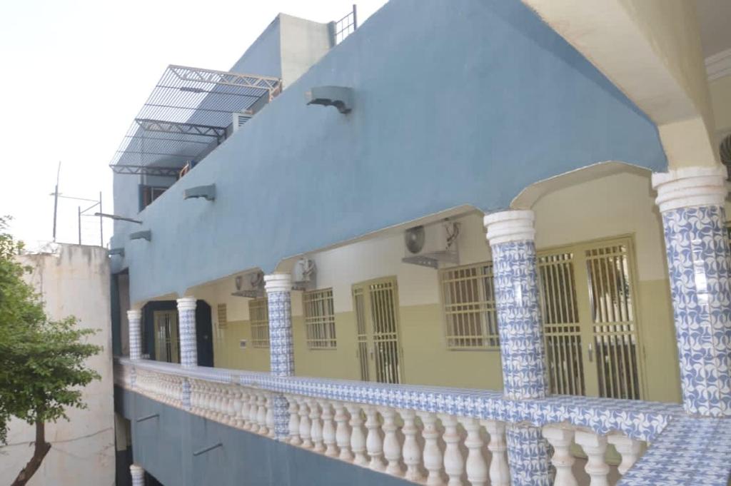 ein blau-weißes Gebäude mit Balkon in der Unterkunft Torobali IMMO Studio 7- Modern & Bright- Central Bamako - WIFI & Solar Power in Bamako