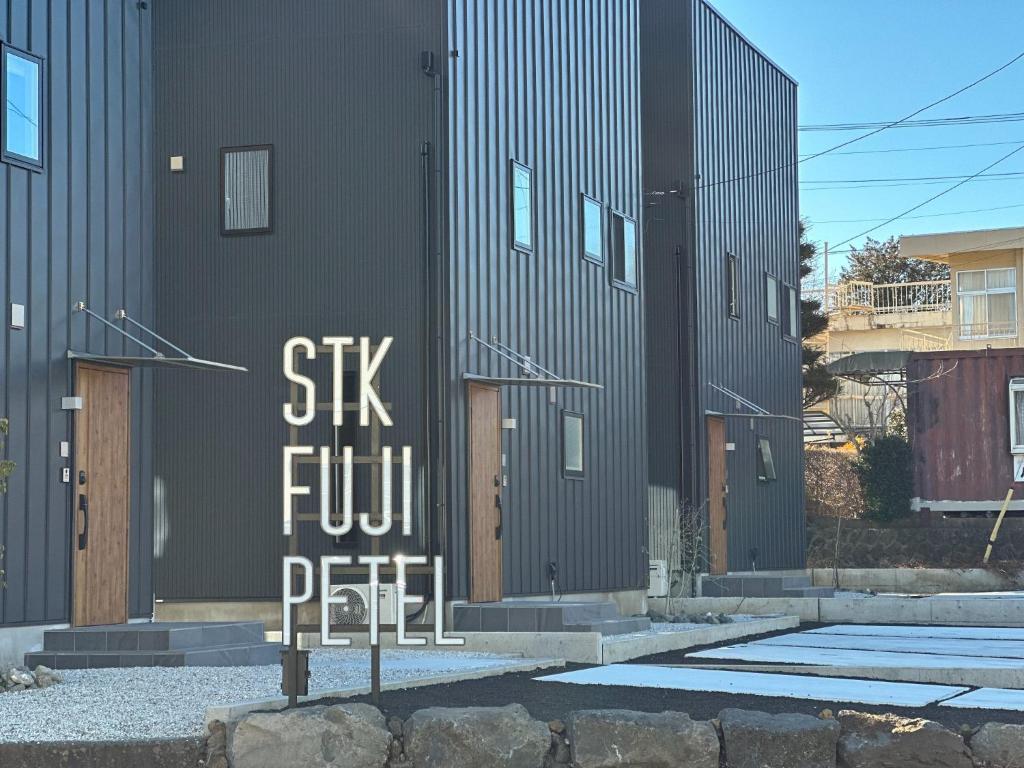 a building with the words six full paid written on it at Fuji Petel - Vacation STAY 56350v in Azagawa