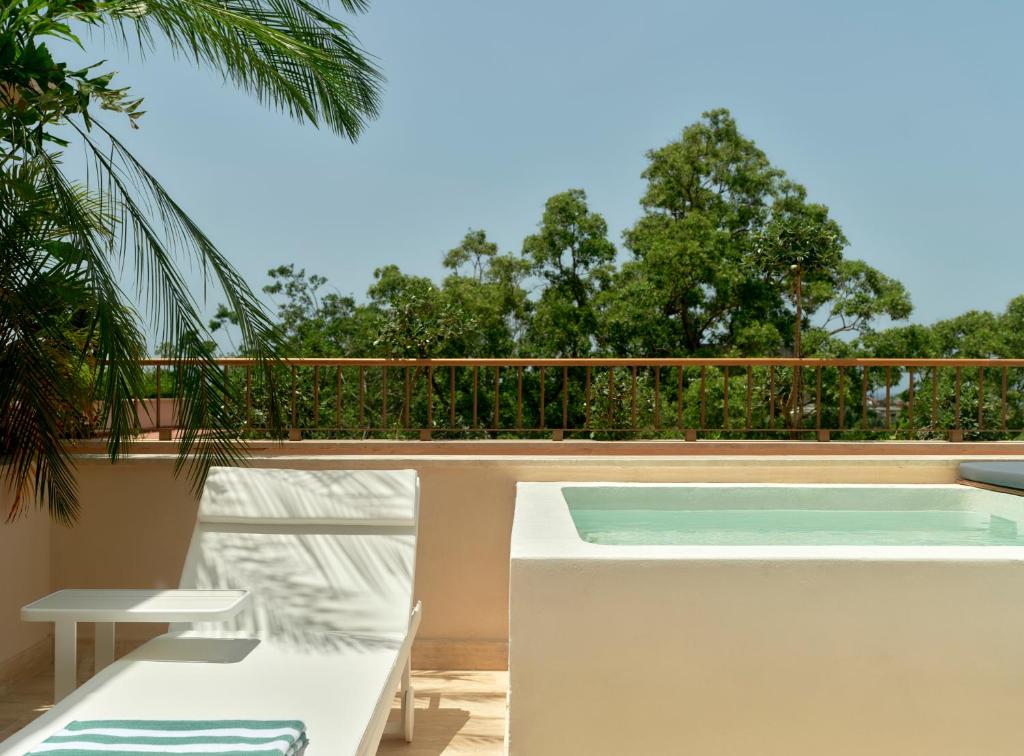 una piscina en el balcón de una casa en Kimpton Las Mercedes by IHG, en Santo Domingo