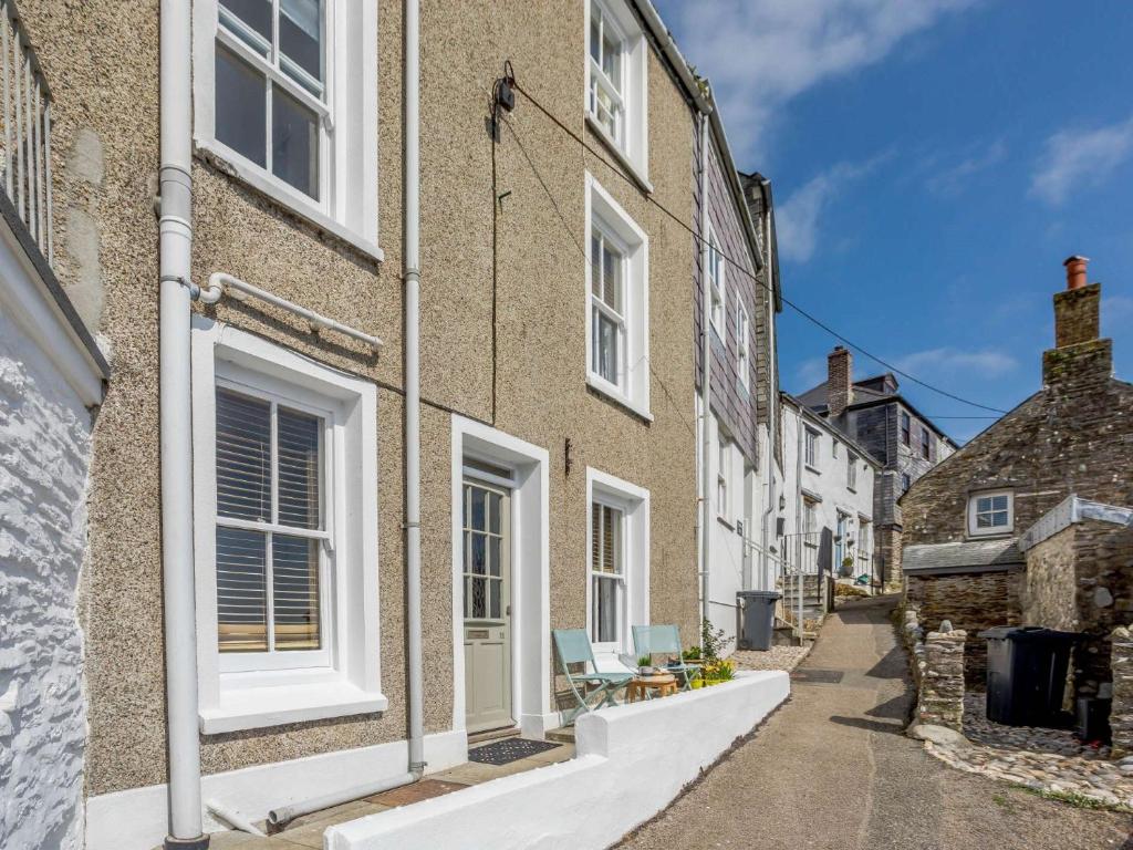 a street in a village with buildings at 2 Bed in Mevagissey MEVAC in Mevagissey