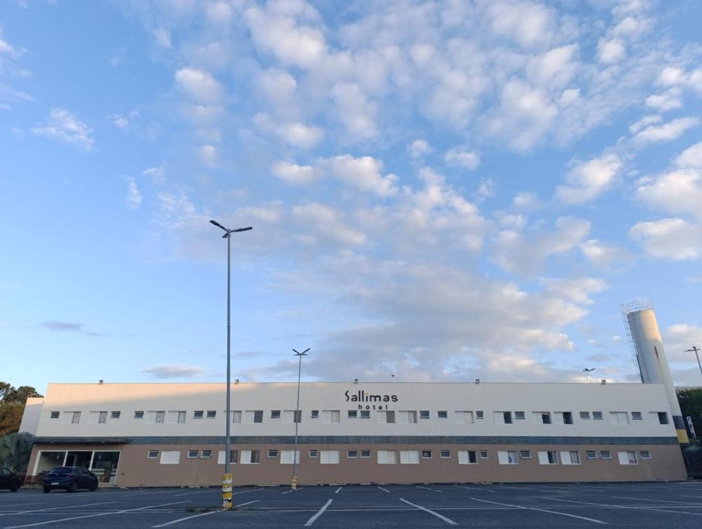 a building with a light pole in a parking lot at Sallimas Hotel in Sorocaba