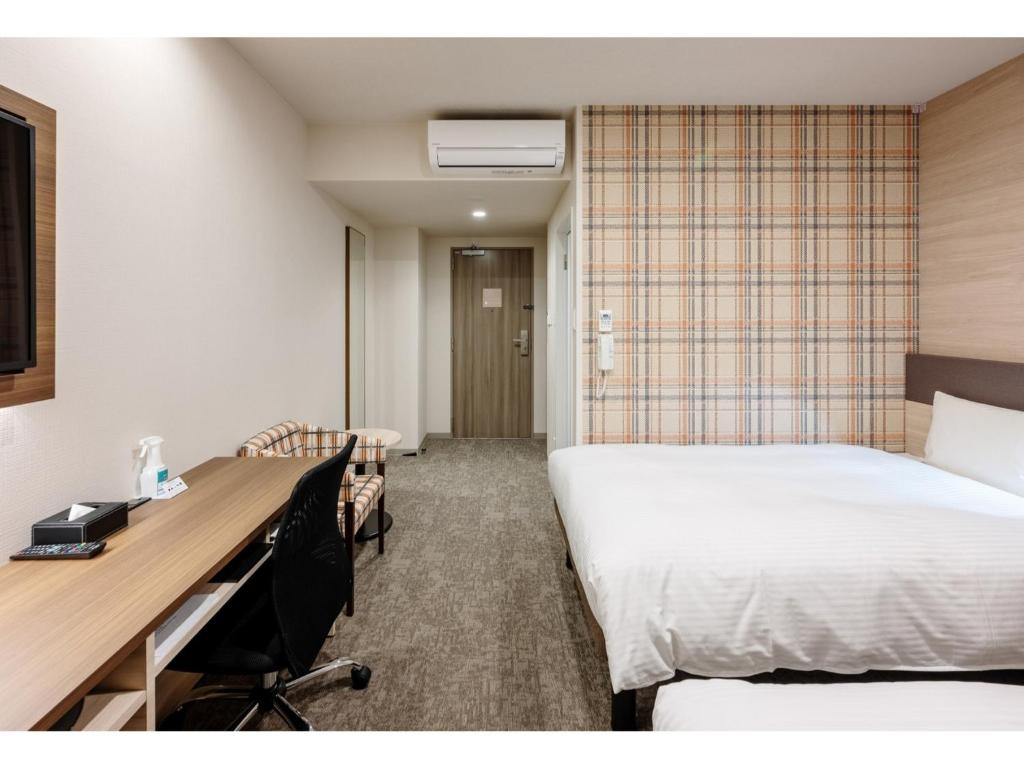 岡山市にあるSmile Hotel Okayama - Vacation STAY 60170vのベッド2台と机があるホテルの部屋