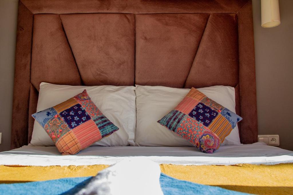 deux oreillers posés sur un lit dans l'établissement Villa Eden Errouh, à Essaouira